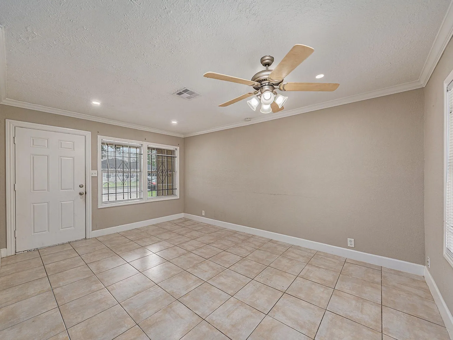 3 bed, 1.0 bath, 1042 sqft, $1,700 — Photo 4