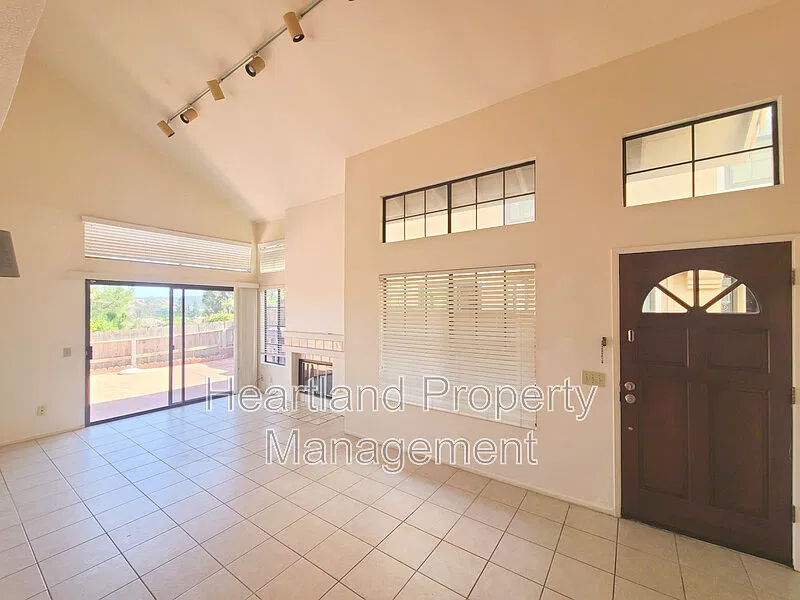 3 bed, 3.0 bath, 1310 sqft, $4,295 — Photo 2
