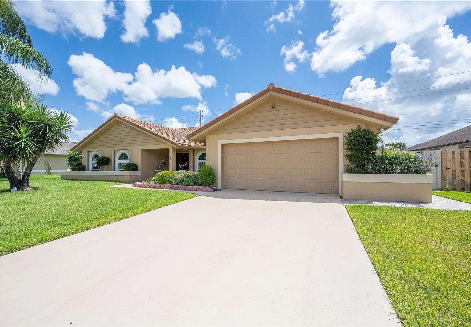 4 bed, 2.5 bath, 2539 sqft, $6,900 — Photo 2