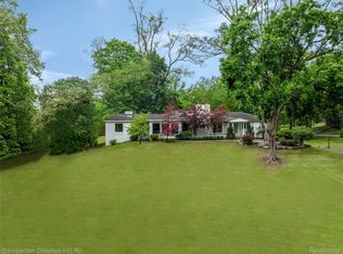 26335 Woodlore Rd, Franklin, MI 48025