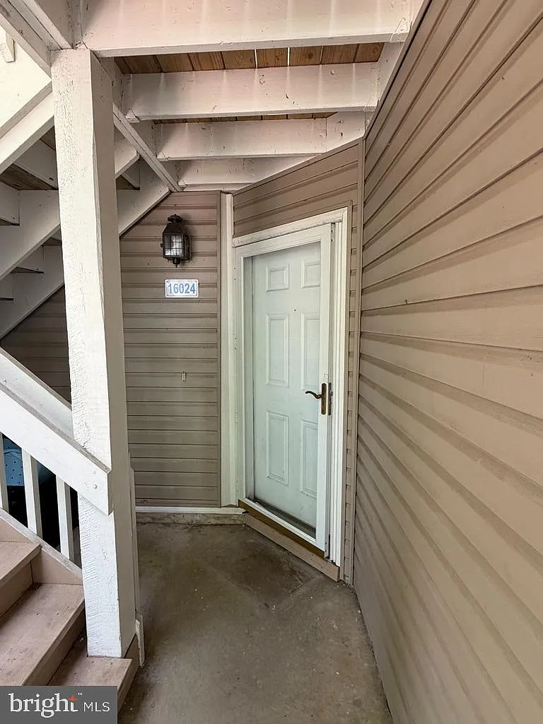 2 bed, 1.0 bath, 888 sqft, $1,900 — Photo 2