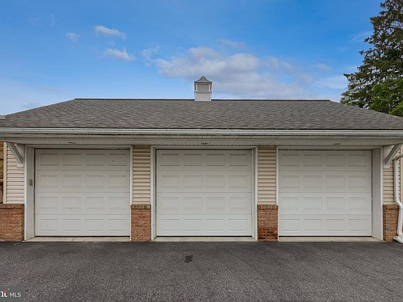 4th image of 585 W Main St
