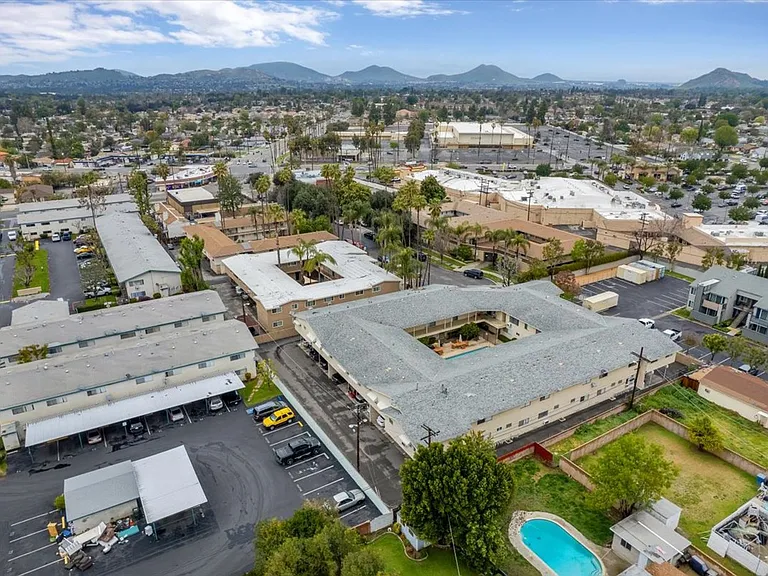 Melrose Place Apartments — Photo 37