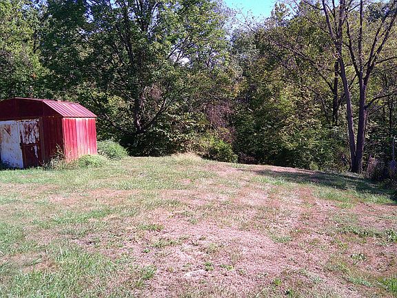 4th image of 82 Sanders Dr