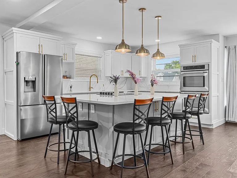 1020 W Matthews Ave — Photo 5