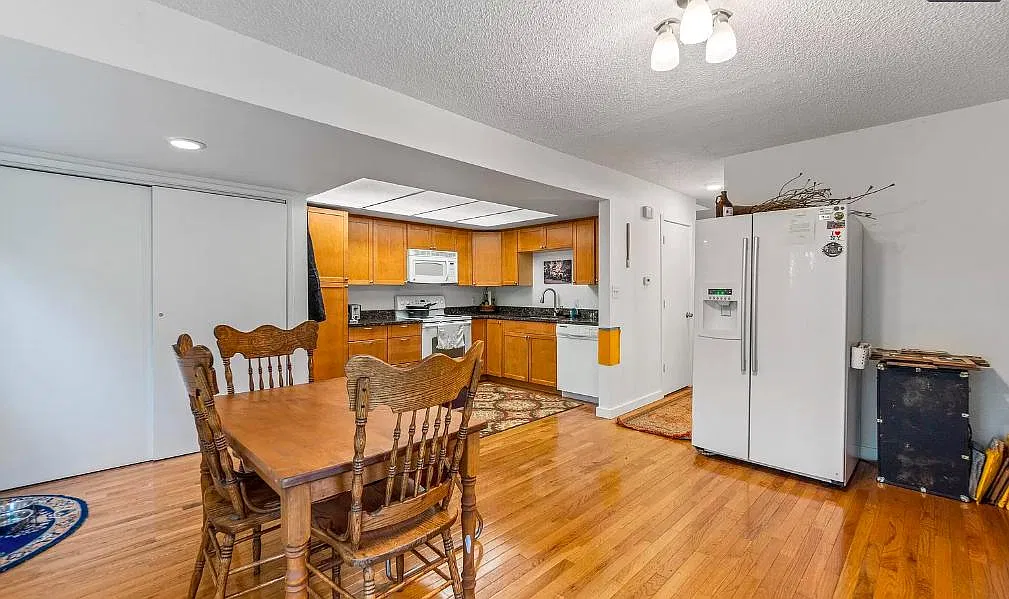1343 Crescent Dr — Photo 4