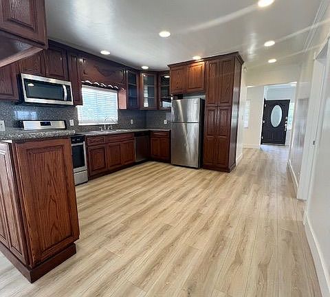 2nd image of 727 S Prairie Ave #727