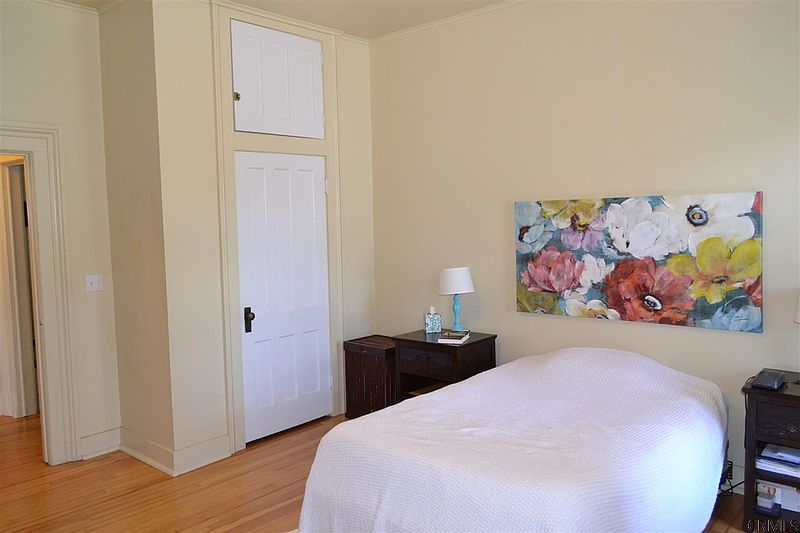 5th image of 208 GRAND Avenue