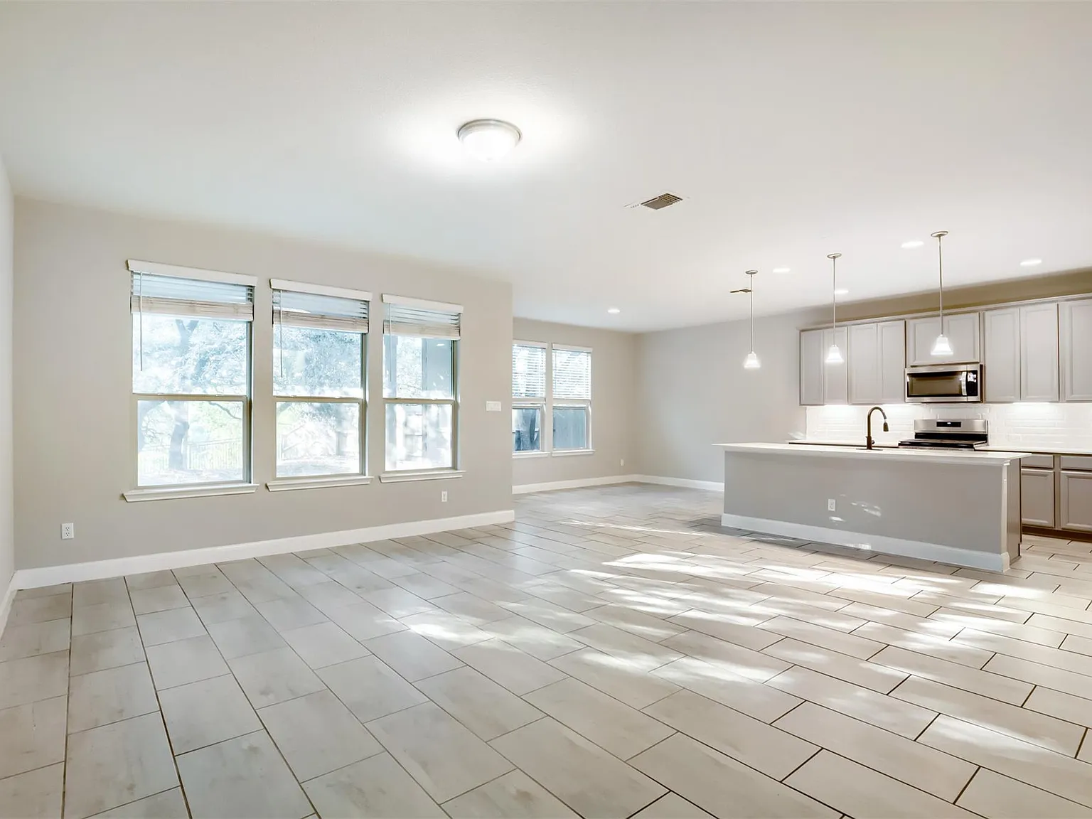 4 bed, 3.0 bath, 2418 sqft, $2,300 — Photo 2