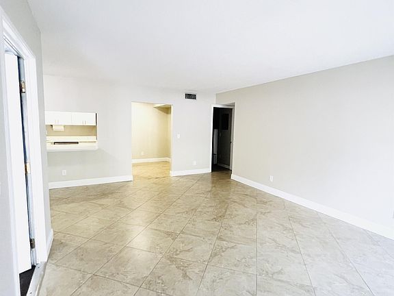 4th image of 954 Courtyard Ln Unit 42