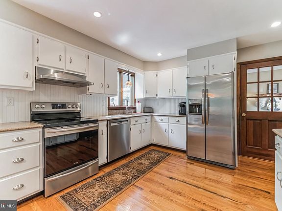 3rd image of 967 Cherry Ln