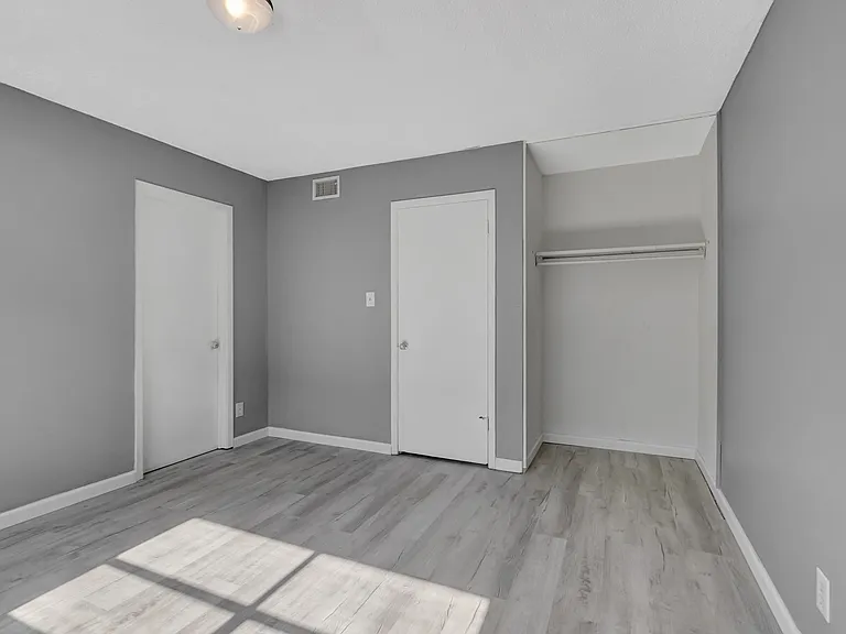 Greenbriar Apartments — Photo 40