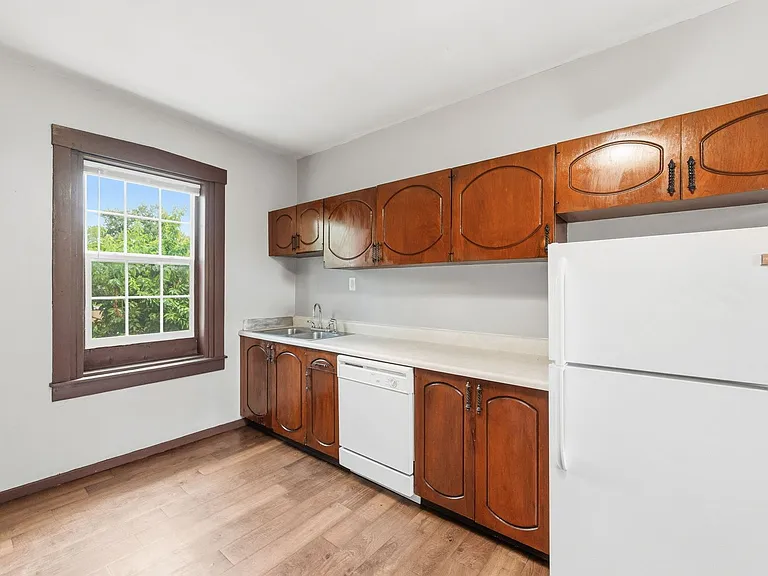 511 W Schirmer St — Photo 19