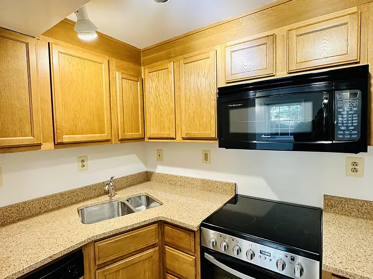 907 Church St — Photo 11