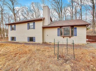 102 Daventry Ct, Bushkill, PA 18324