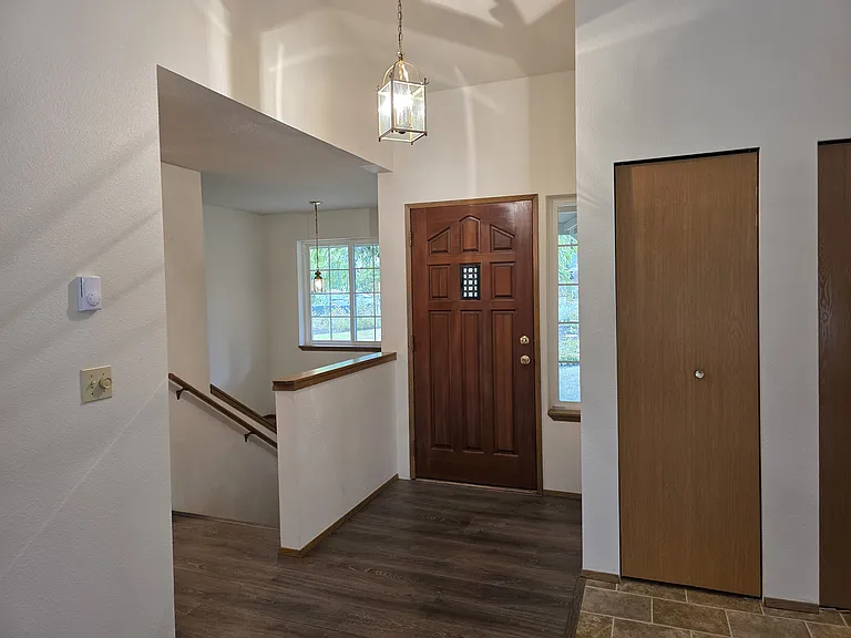384 Selkirk Dr — Photo 20