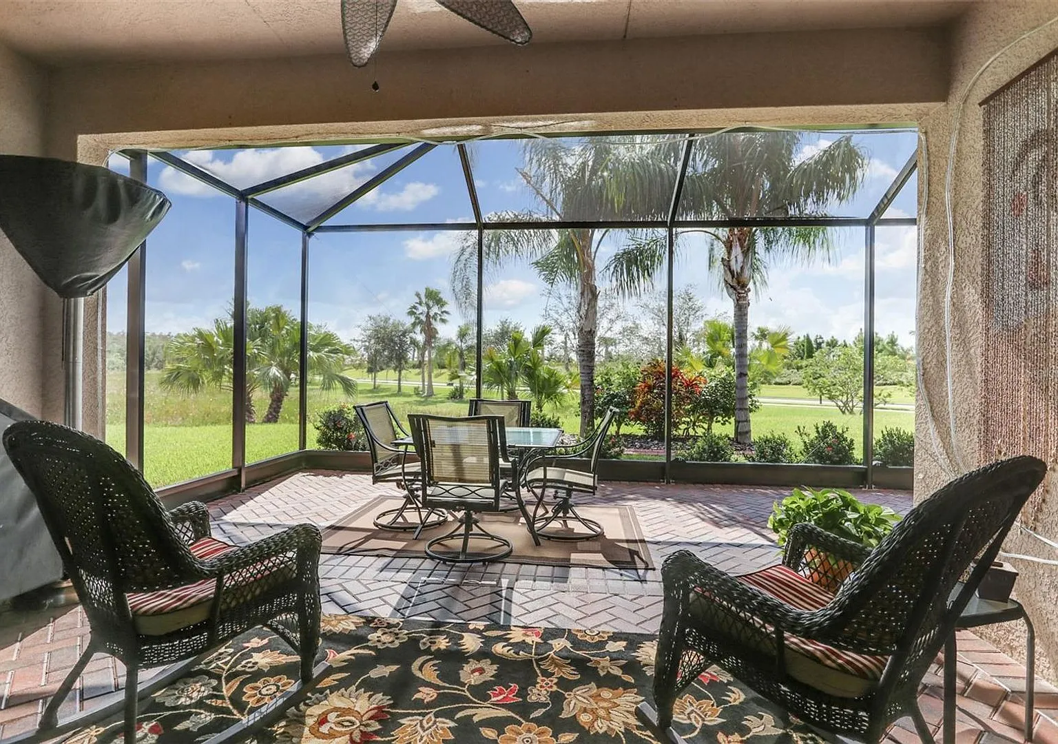 Valencia Lakes live like you are on vacation — Photo 3