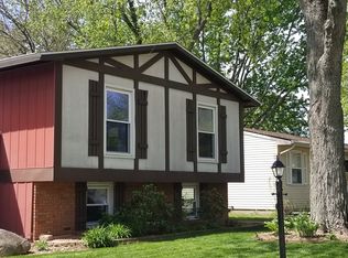 2315 Tamarack Dr, Champaign, IL