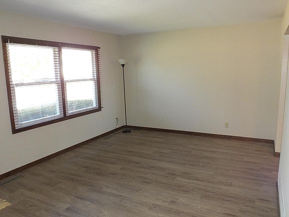 Living Room w/new vinyl planking floor