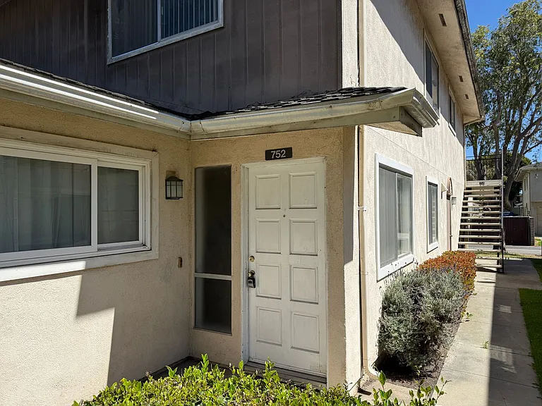 752 W Hemlock St — Photo 1