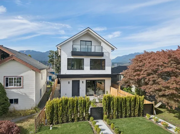 2815 Trinity St #1, Vancouver, BC V5K 1E8