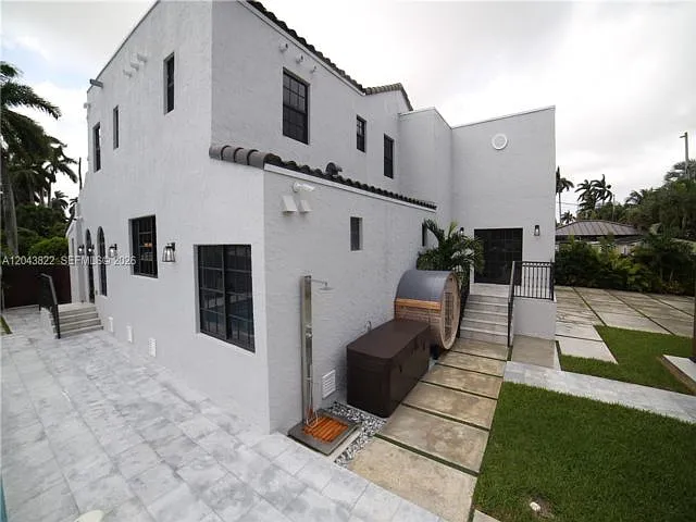 1345 Hollywood Blvd — Photo 18