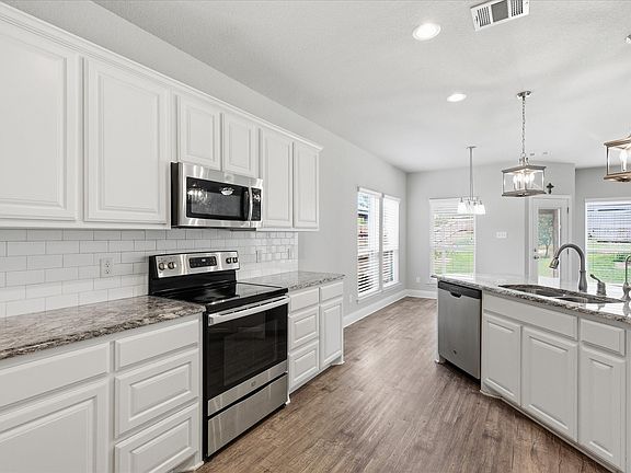 5th image of 304 Paloma St