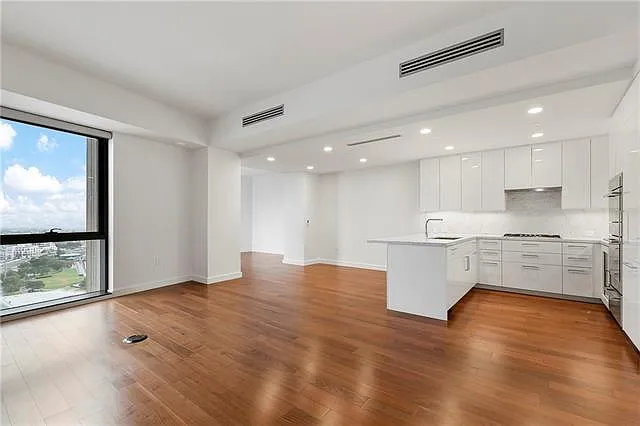 1 bed, 2.0 bath, 1173 sqft, $7,000 — Photo 3