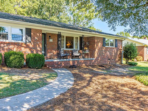 3rd image of 305 Belle Meade Rd