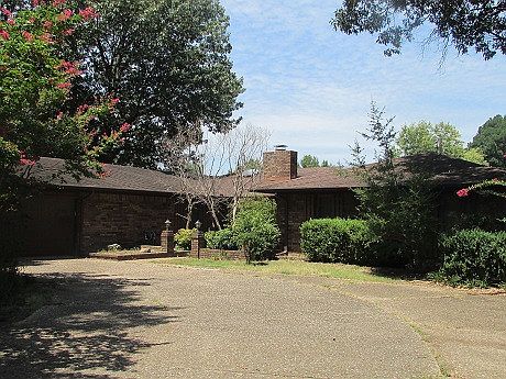 1st image of 304 Roosevelt Pl