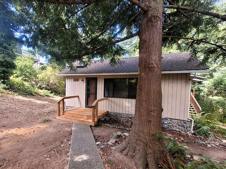 1327 Toledo St — Photo 2