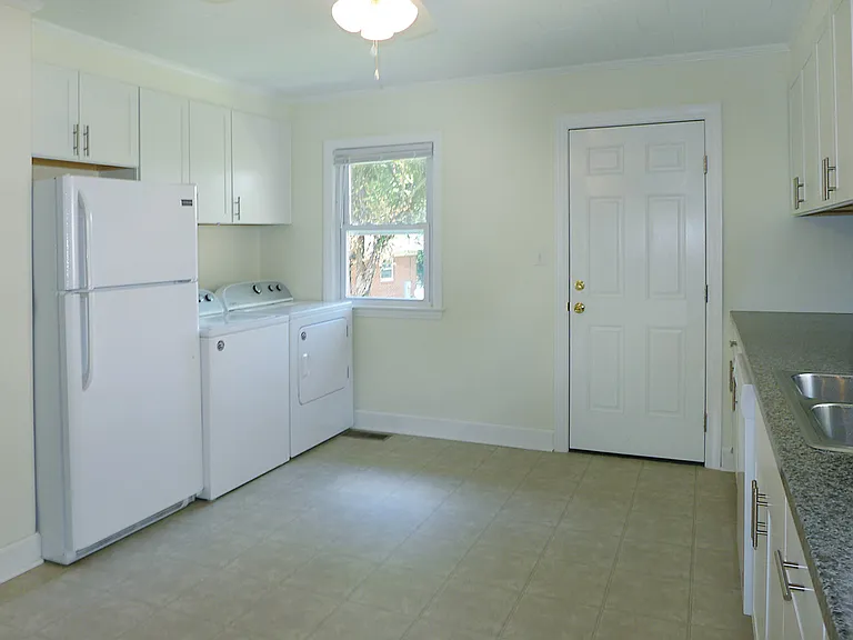 111 Isley St — Photo 8