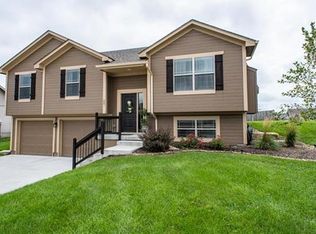 907 NW Hawthorn Ct, Grain Valley, MO 64029