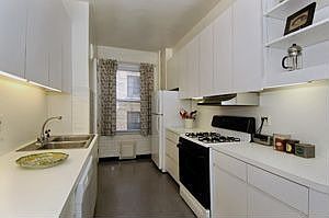 3rd image of 250 W 94th St Penthouse H