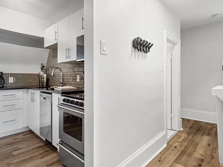 360 Friel St — Photo 40