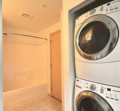 Guest bath with washer and dryer