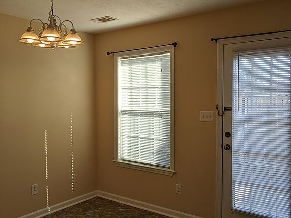 Spacious Eat in kitchen area