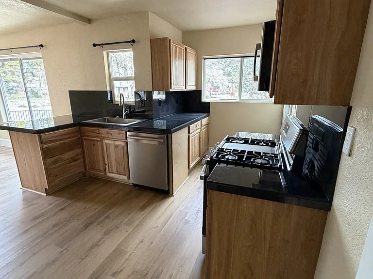 703 Country Club Dr — Photo 5