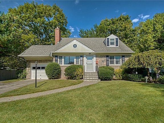 3rd image of 47 Siwanoy Blvd