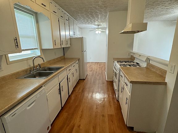 2nd image of 4832 Victoria Dr
