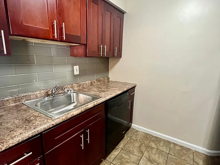Oak Tree Apartments — Photo 33