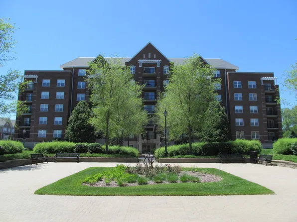 470 W Mahogany Ct #211, Palatine, IL 60067
