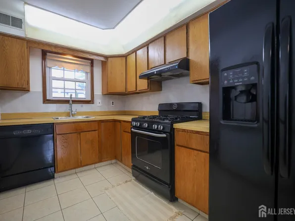 3 Jefferson Dr, Spotswood, NJ 08884
