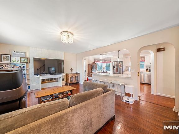 3rd image of 553 Ray Avenue