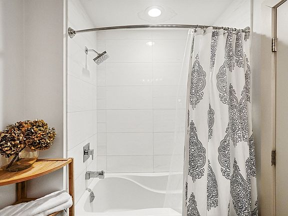 4th image of 263-265 Northampton St Unit 206