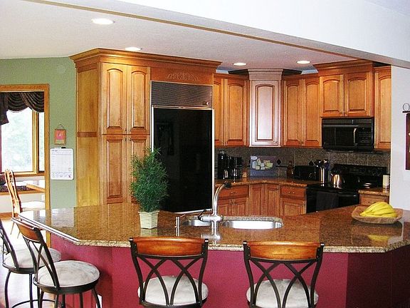 Kitchen/w slab granite
