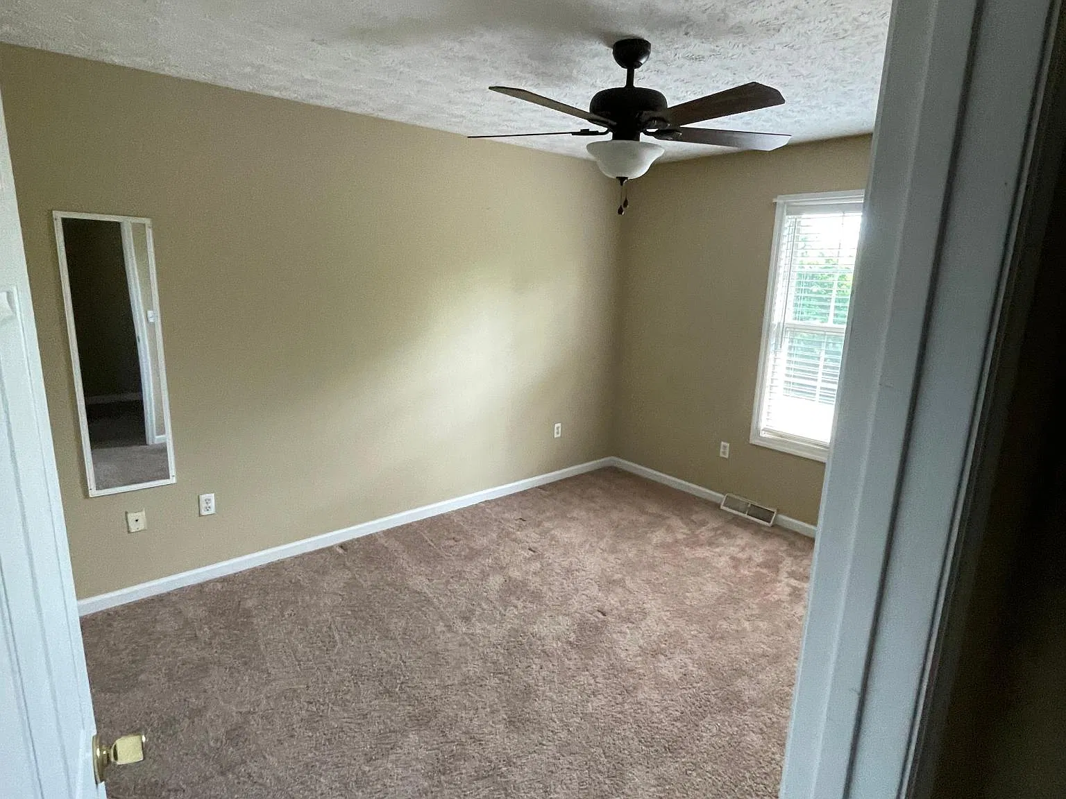 2 bed, 1.5 bath, 1100 sqft, $1,050 — Photo 2
