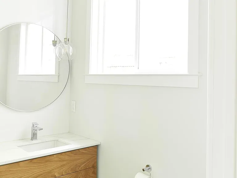 guest bath off of main hallway