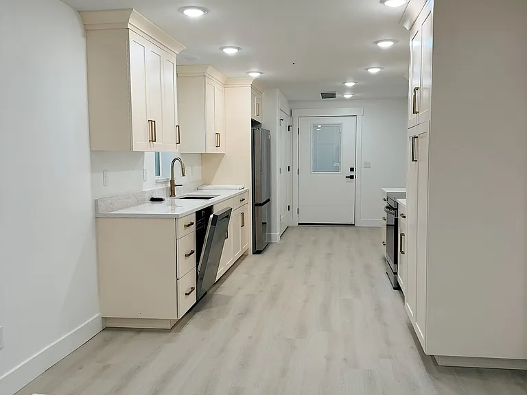 278 S 1400 W — Photo 2