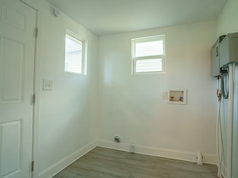 1402 Avenue E — Photo 16